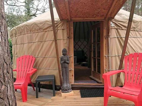 HÉBERGEMENT INSOLITE 4 personnes - Yourte scandinave - sans sanitaires - terrasse