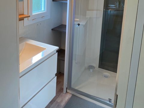 MOBILHOME 4 personnes - AULUS : 1 salle d'eau sans terrasse couverte