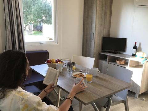 Mobilhome 4 personnes - Top Alto premium 29m² - 2 chambres - Terrasse semi-couverte 11m² +TV - Lave vaisselle - Clim+wifi