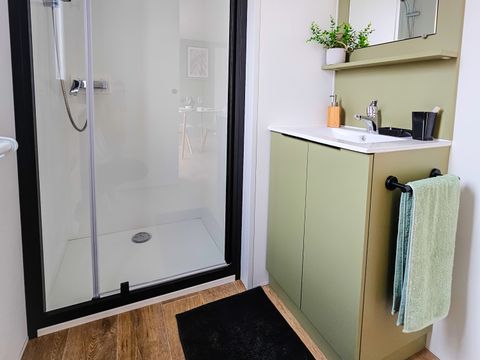 MOBILHOME 4 personnes - XXL premium 35m² jacuzzi, 2 chambres+ 2 sdb +TV+lave vaisselle+climatisation