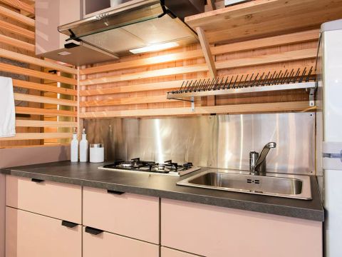 Tente en toile et en bois 5 personnes - Lodge Nature 3 Pièces 5 Personnes + TV