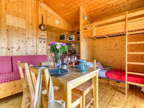 HÉBERGEMENT INSOLITE 5 personnes - CABANE dans les arbres 24m² / 1 chambre - terrasse couverte