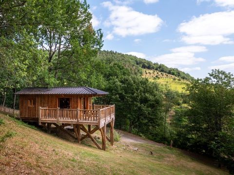 HÉBERGEMENT INSOLITE 5 personnes - CABANE dans les arbres 24m² / 1 chambre - terrasse couverte
