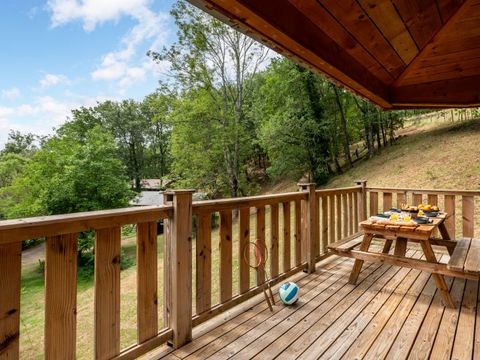HÉBERGEMENT INSOLITE 5 personnes - CABANE dans les arbres 24m² / 1 chambre - terrasse couverte
