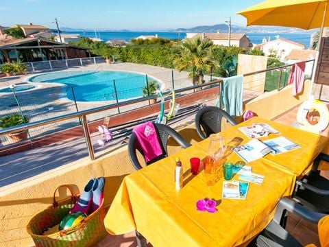 APPARTEMENT 4 personnes - Appartement 3 pièces Mezzanine 45m² - 2 chambres - Climatisation et TV - Vue mer et piscine