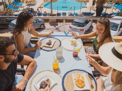 APPARTEMENT 4 personnes - Appartement 3 pièces Mezzanine 45m² - 2 chambres - Climatisation et TV - Vue mer et piscine