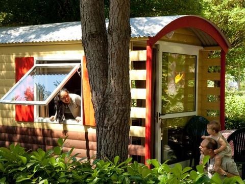 HÉBERGEMENT INSOLITE 4 personnes - ROULOTTE - sans sanitaires 18 m²