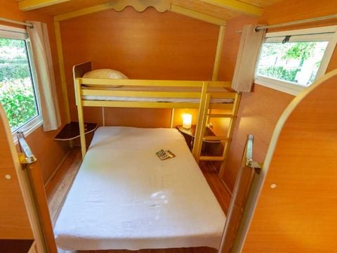 HÉBERGEMENT INSOLITE 4 personnes - ROULOTTE - sans sanitaires 18 m²