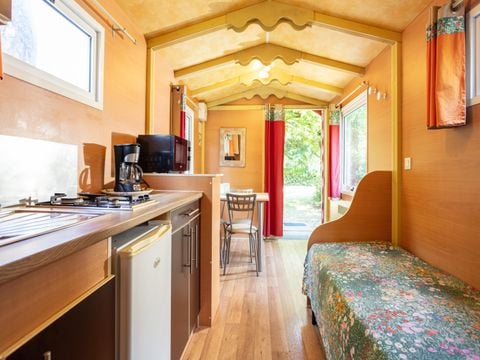 HÉBERGEMENT INSOLITE 4 personnes - ROULOTTE - sans sanitaires 18 m²