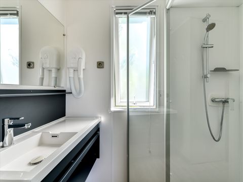 Mobilhome 4 personnes - Premium Plus 32m²-2 chambres - 2 salles de bain+TV+Clim+Draps+Serviettes+Lits faits+Ménage final incl