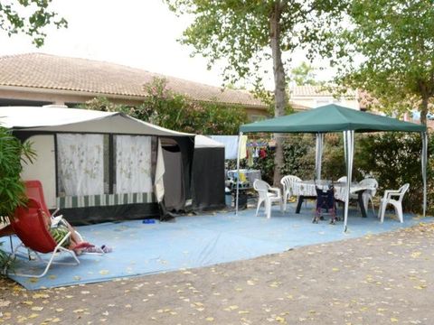 Emplacement - Forfait Confort Emplacement Mi-ombre : électricité + 1 véhicule 2 pers