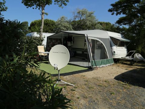 Emplacement - Forfait Confort Emplacement Mi-ombre : électricité + 1 véhicule 2 pers