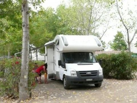 Emplacement - Forfait Confort Emplacement Mi-ombre : électricité + 1 véhicule 2 pers