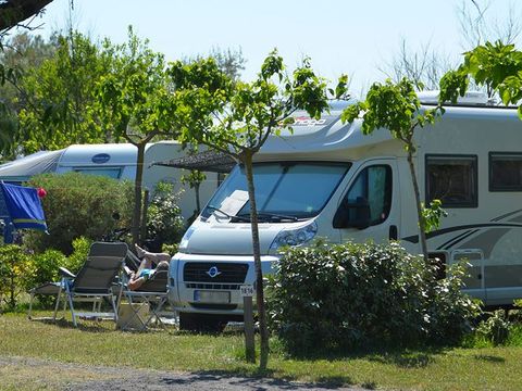 Emplacement - Classique - Caravane - Camping-car ou tente - Avec électricité