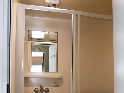 Bungalow toilé 4 personnes - Insolite Essentiel - 2 chambres - Cuisine et Salle de douche