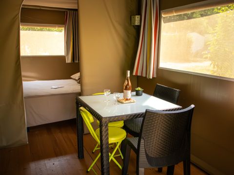 Bungalow toilé 4 personnes - Insolite Essentiel - 2 chambres - Cuisine et Salle de douche