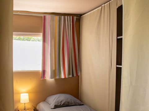 Bungalow toilé 4 personnes - Insolite Essentiel - 2 chambres - Cuisine et Salle de douche