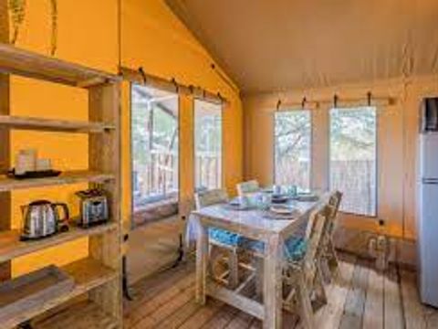 Tente en toile et en bois 4 personnes - Insolite Confort (2 chambres,WC/SDB)