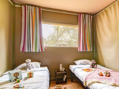 BUNGALOW TOILÉ 4 personnes - Insolite Team Essentiel:  3 chambres, SDB, Cuisine et dépendance tente avec lit double - prix pour 4 personnes