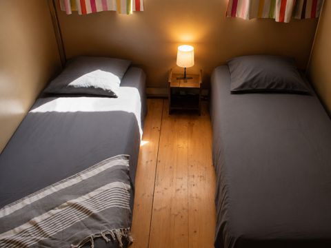 BUNGALOW TOILÉ 4 personnes - Insolite Team Essentiel:  3 chambres, SDB, Cuisine et dépendance tente avec lit double - prix pour 4 personnes