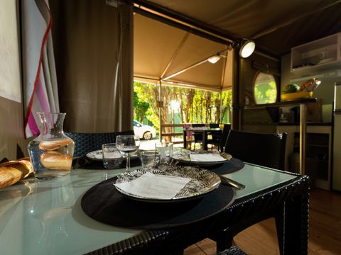 BUNGALOW TOILÉ 4 personnes - Insolite Team Essentiel:  3 chambres, SDB, Cuisine et dépendance tente avec lit double - prix pour 4 personnes