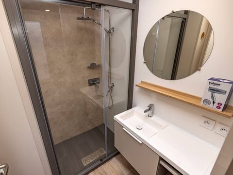 MOBILHOME 8 personnes - Mobil-home | Ultimate | 3 Ch. | 6/8 Pers. | Terrasse surélevée | Clim. | TV