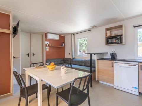 MOBILHOME 6 personnes - Mobil-home | Premium | 3 Ch. | 6 Pers. | Terrasse surélevée | 2 SDB | Clim. | TV