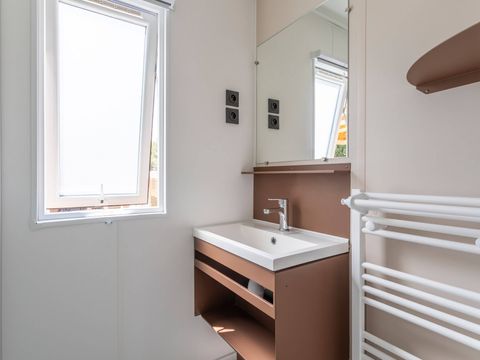 MOBILHOME 6 personnes - Mobil-home | Premium | 3 Ch. | 6 Pers. | Terrasse surélevée | 2 SDB | Clim. | TV