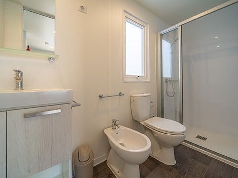 MOBILHOME 4 personnes - Mobil-home | Premium | 2 Ch. | 4 Pers. | Terrasse surélevée | 2 SDB | Clim. | TV