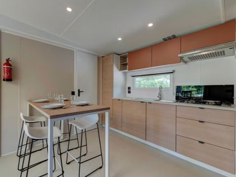 MOBILHOME 8 personnes - Mobil-home | Comfort | 4 Ch. | 8 Pers. | Terrasse surélevée | Outdoor kitchen | 2 SDB | Clim.