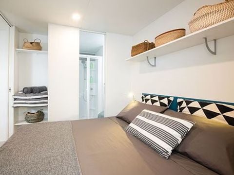 MOBILHOME 8 personnes - Mobil-home | Comfort | 4 Ch. | 8 Pers. | Terrasse surélevée | Outdoor kitchen | 2 SDB | Clim.