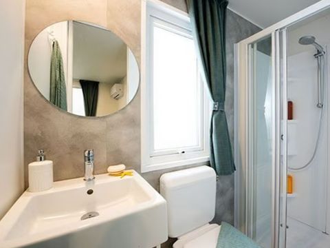 MOBILHOME 8 personnes - Mobil-home | Comfort | 4 Ch. | 8 Pers. | Terrasse surélevée | Outdoor kitchen | 2 SDB | Clim.
