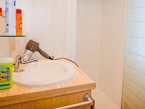 MOBILHOME 5 personnes - Confort 32m² - 2 chambres + TV + terrasse couverte