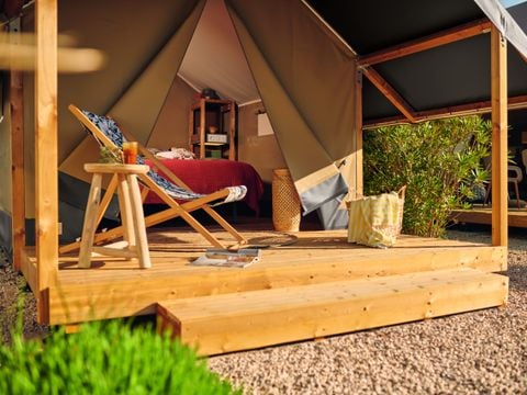 TENTE TOILE ET BOIS 2 personnes - Mini-Lodge (Photos non contractuelles : en cours d'installation)