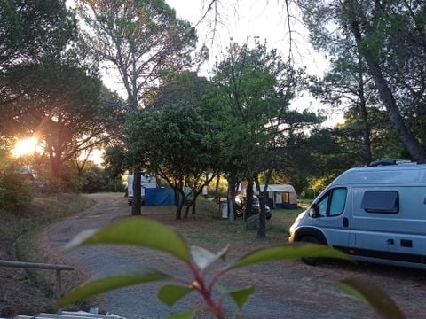 Emplacement - Emplacement + 1 voiture + tente, caravane ou camping-car