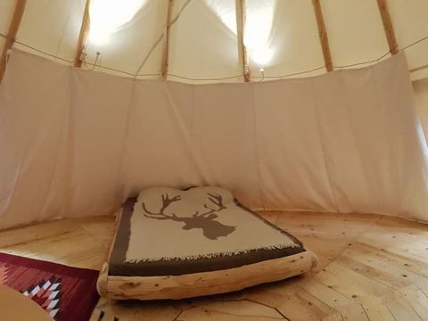 HÉBERGEMENT INSOLITE 4 personnes - TIPI AVEC SALLE D'EAU ET WC