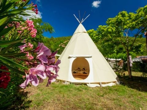 HÉBERGEMENT INSOLITE 4 personnes - TIPI AVEC SALLE D'EAU ET WC