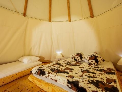 HÉBERGEMENT INSOLITE 4 personnes - TIPI AVEC SALLE D'EAU ET WC