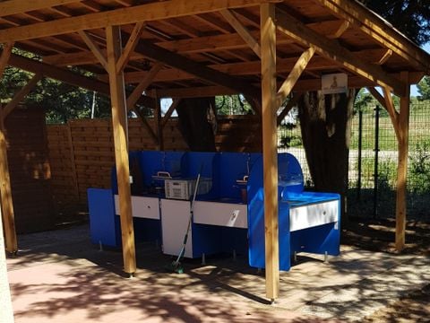 Emplacement - Confort : forfait 1 à 2 pers. - électricité 10 A -1 voiture, 1 empl, (4 adultes max)- Accès aire de vidange