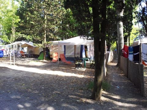 Emplacement - Confort : forfait 1 à 2 pers. - électricité 10 A -1 voiture, 1 empl, (4 adultes max)- Accès aire de vidange
