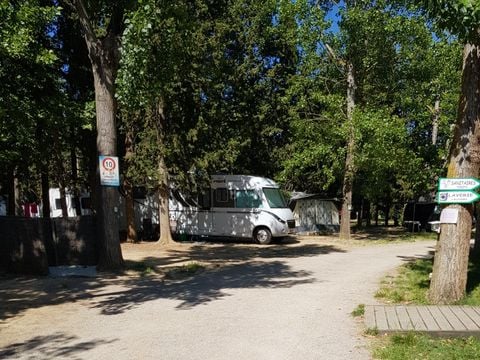 Emplacement - Confort : forfait 1 à 2 pers. - électricité 10 A -1 voiture, 1 empl, (4 adultes max)- Accès aire de vidange