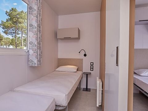 MOBILHOME 8 personnes - Ultime | 3 Chambres | 6 à 8 Couchages | Terrasse semi couverte | 1 Salle de bain | Climatisation | TV MOBILHOME 8 personnes - Ultime | 3 Chambres | 6 à 8 Couchages | Terrasse semi couverte | 1 Salle de bain | Climatisation | TV