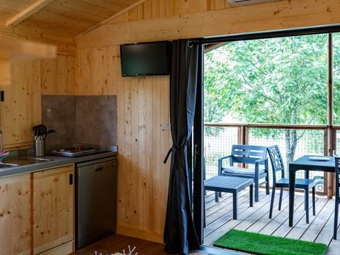 Tente en toile et en bois 5 personnes - CABANE LODGE sur PILOTIS climatisée 2 chambres
