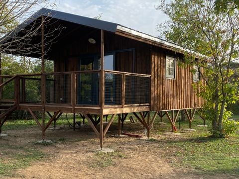 Tente en toile et en bois 5 personnes - CABANE LODGE sur PILOTIS climatisée 2 chambres