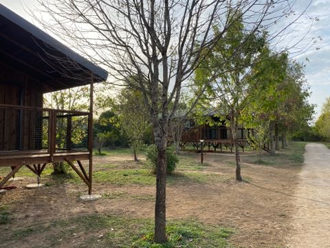 Tente en toile et en bois 5 personnes - CABANE LODGE sur PILOTIS climatisée 2 chambres