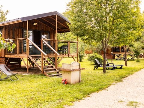 Tente en toile et en bois 5 personnes - CABANE LODGE sur PILOTIS climatisée 2 chambres