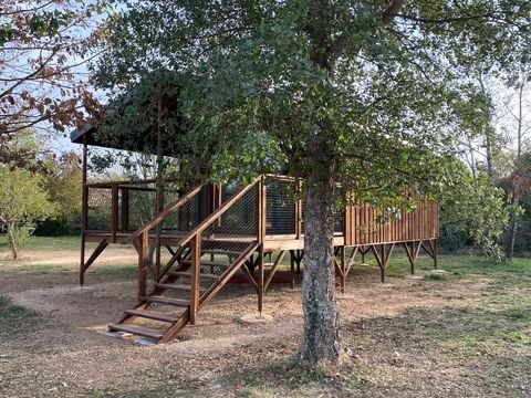 Tente en toile et en bois 5 personnes - CABANE LODGE sur PILOTIS climatisée 2 chambres