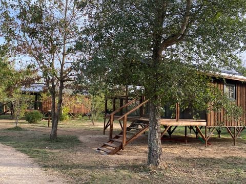 Tente en toile et en bois 5 personnes - CABANE LODGE sur PILOTIS climatisée 2 chambres