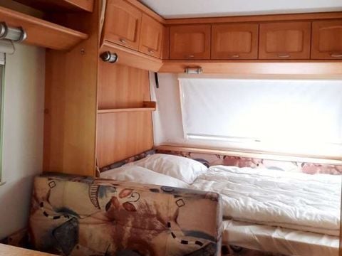 CARAVANE 4 personnes - (Sans sanitaires)