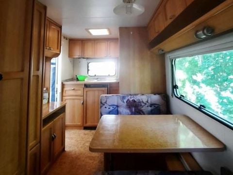 CARAVANE 4 personnes - (Sans sanitaires)